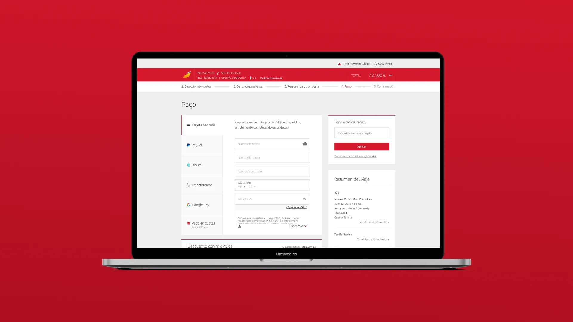 Pago: formulario de tarjeta de crédito con resumen del viaje
